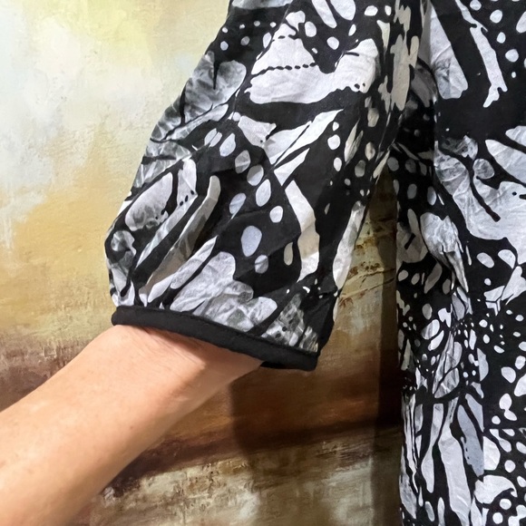 EUC CATO Print Tunic with black banded sleeves, hem and neckline - Picture 3 of 10